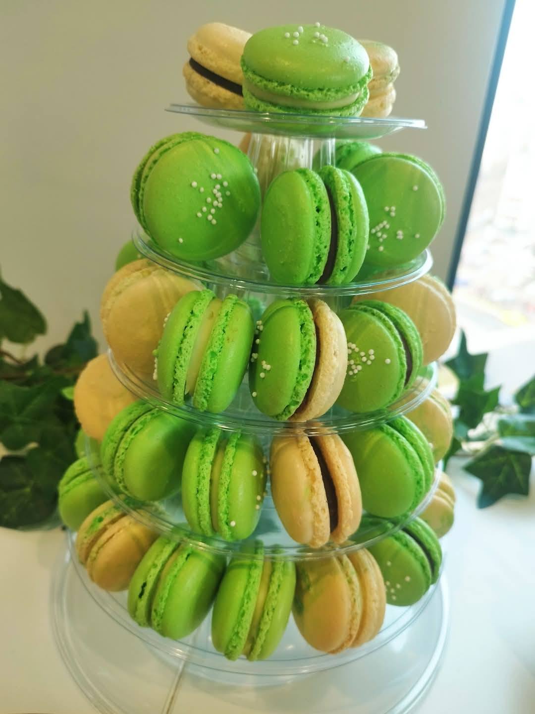 Turn de macarons verzi și crem, o piesă de accent pentru un candy bar corporate sau un eveniment cu tematică de primăvară.